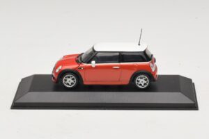 Mini Cooper S R53 Roșu Cu Acoperiș Alb Minichamps 1:43 Mini Cooper S R53 Roșu Cu Acoperiș Alb Minichamps 1:43 MINI025 Metal