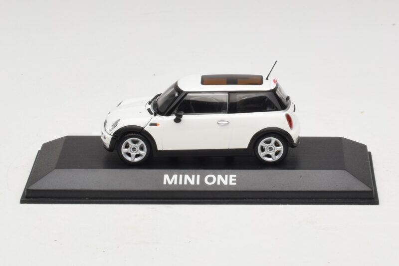 Mini Cooper S R53 Alb Cu Acoperiș Panoramic Minichamps 1:43 Mini Cooper S R53 Alb Cu Acoperiș Panoramic Minichamps 1:43 MINI020 Metal