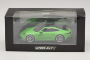 Porsche 911 992 Carrera 4S Verde Minichamps 1:43 410069322 Metal - imaginea 5 din 5