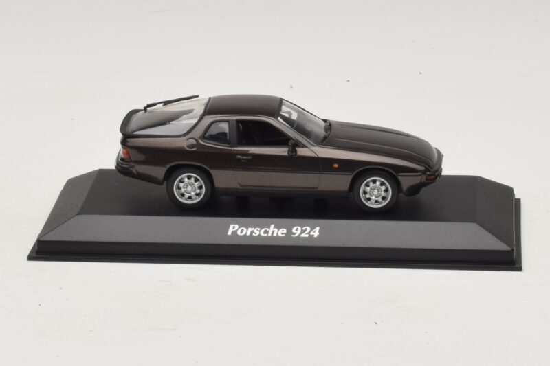 Porsche 924 Maro Metalizat Maxichamps 1:43 Porsche 924 Maro Metalizat Maxichamps 1:43 940062121 Metal