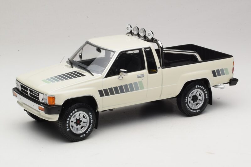Toyota Hilux N50 Xtra Cab 4x4 Alb KK-Scale 1:18 KKDC181564 Metal