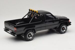 Toyota Hilux N60 SR5 Back to the Future II Negru Lucios Otto 1:18 OT481 Rășină - imaginea 2 din 6