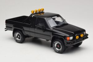 Toyota Hilux N60 SR5 Back to the Future II Negru Lucios Otto 1:18 OT481 Rășină - imaginea 4 din 6