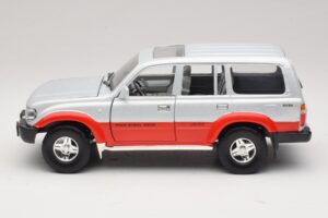 Toyota Land Cruiser J80 Argintiu Roșu Road Legends 1:18 92098 Metal - imaginea 4 din 8
