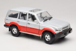 Toyota Land Cruiser J80 Argintiu Roșu Road Legends 1:18 92098 Metal - imaginea 6 din 8
