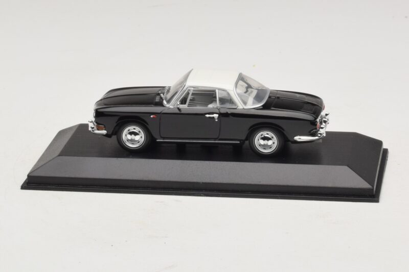 Volkswagen Karmann Ghia Negru cu acoperiș alb Minichamps 1:43 Volkswagen Karmann Ghia Negru cu acoperiș alb Minichamps 1:43 430050224 Metal