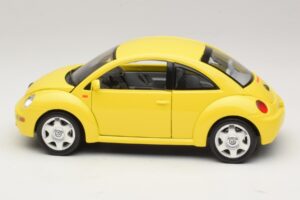 Volkswagen New Beetle A4 Galben Bburago 1:18 3302 Metal - imaginea 4 din 8