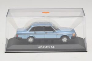 Volvo 240 GL Blue Metallic Maxichamps 1:43 940171400 Metal - imaginea 4 din 5