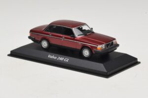 Volvo 240 GL Dark Red Metallic Maxichamps 1:43 940171401 Metal - imaginea 3 din 5