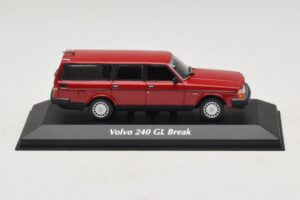 Volvo 240 GL Break Roșu Maxichamps 1:43 Volvo 240 GL Break Roșu Maxichamps 1:43 940171410 Metal